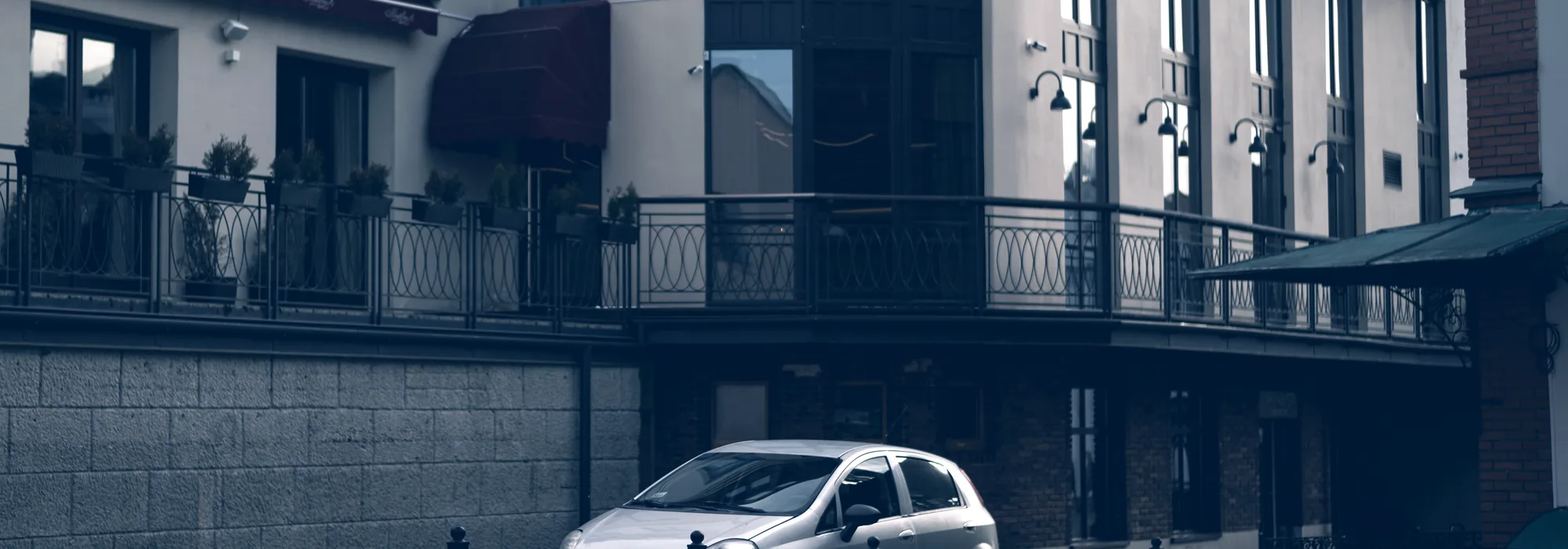 Voiture garée devant un immeuble sur une rue de ville