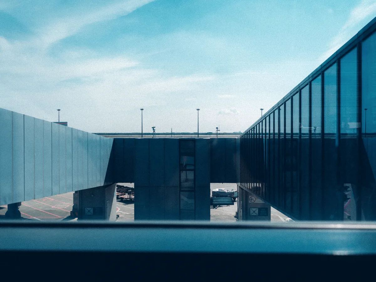 Vue extérieure d'un terminal d'aéroport moderne aux vitres bleutées