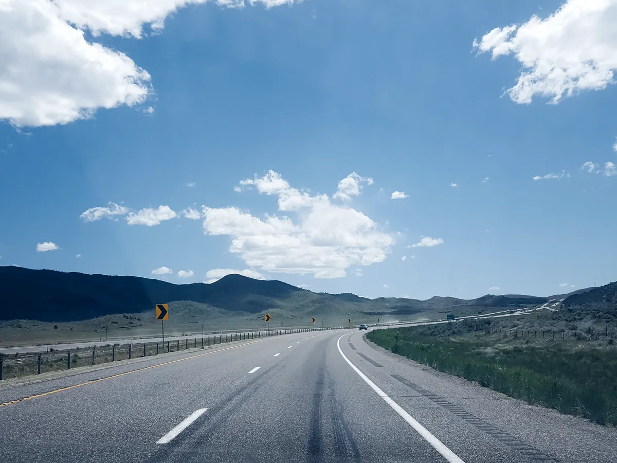 Route à deux voies dégagée sous un ciel bleu